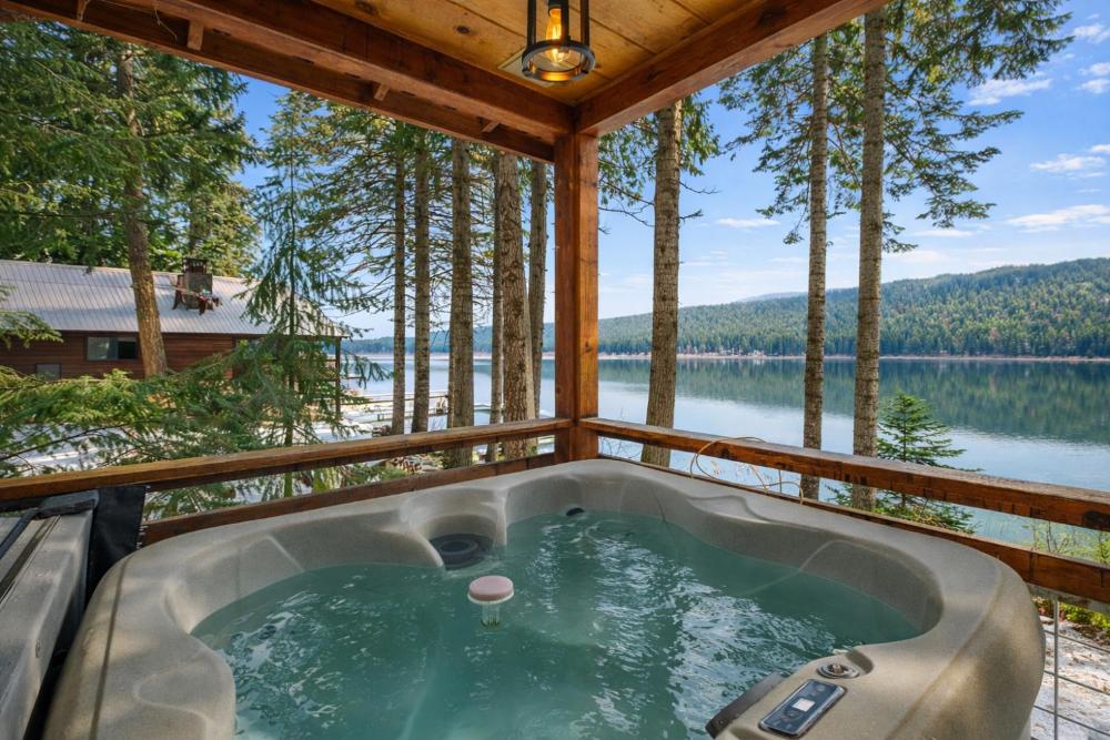 Doc Roy's Legacy on Fish Lake by NW Comfy Cabins